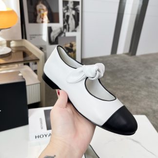 Chanel white autumn and winter retro style small round head with bow loafers