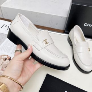 Chanel autumn and winter white retro loafers