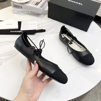 Chanel's early spring black matte new product is slim and paired with lace-up loafers