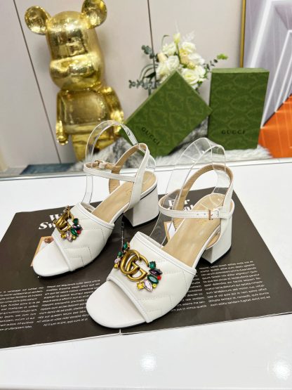 Gucci's new spring and summer rhinestone buckle round-toe thick-heeled sandals