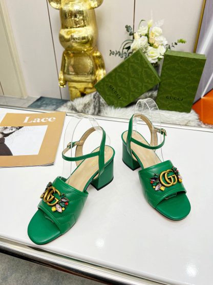 Gucci's new spring and summer rhinestone buckle round-toe thick-heeled sandals