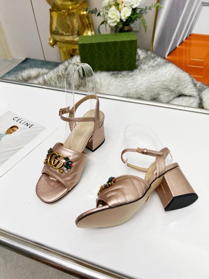 Gucci's new spring and summer rhinestone buckle round-toe thick-heeled sandals