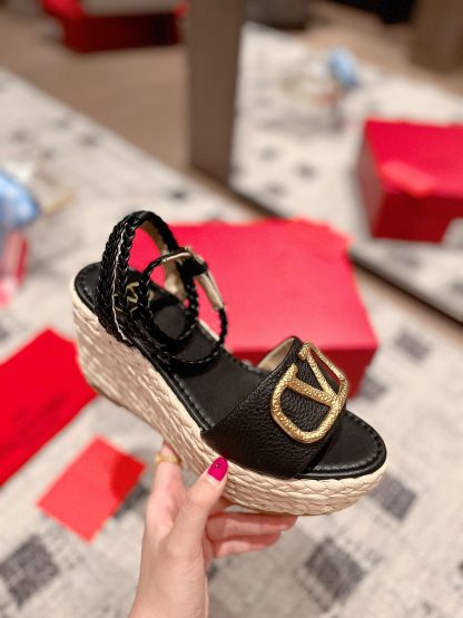 VALENTINO Fashion Litchi Pattern Large V Buckle Exquisite Wedge Sandals - Image 2