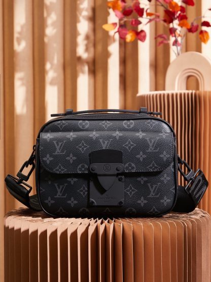 Louis Vuitton 𝐒 𝐋𝐎𝐂𝐊 Black Flower