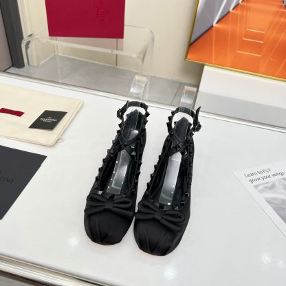 VALENTINO Elegant flat shoes with rivets and fashionable casual shoes
