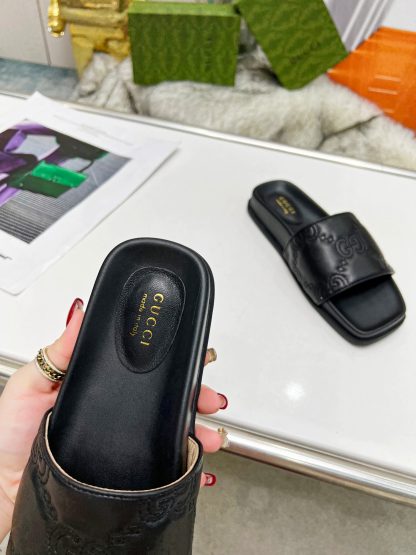 Gucci women's flat slippers - Image 2