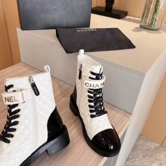 Chanel autumn and winter worth a pair of white Martin boots