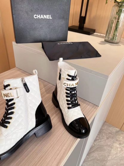 Chanel autumn and winter worth a pair of white Martin boots