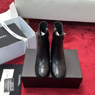 Chanel's new simple, stylish and comfortable black shiny short boots with a heel height of 5cm