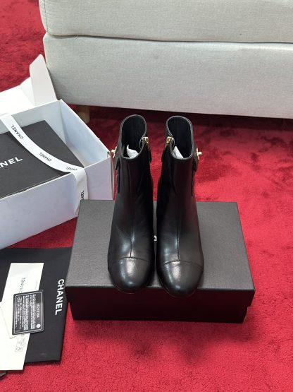 Chanel's new simple, stylish and comfortable black shiny short boots with a heel height of 5cm