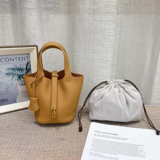 Hermès mini 14cm shopping basket bag is soft, versatile and very light