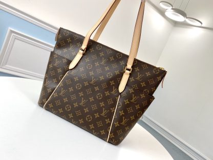 Louis Vuitton M56689TOTALLY medium handbag