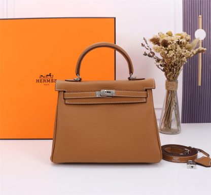 Hermès Golden Brown Kelly Handbag Carry your taste with you Size 28cm 25cm