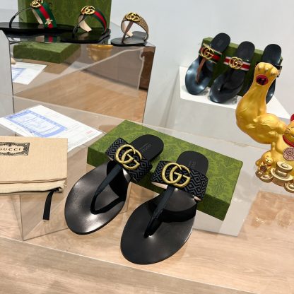 Gucci women's flat slippers - Image 2