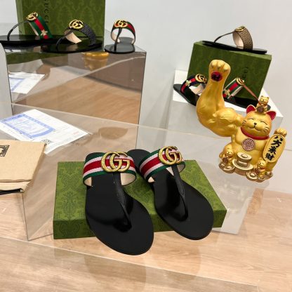 Gucci women's flat slippers - Image 2