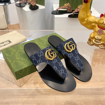 Gucci women's flat slippers - Image 2