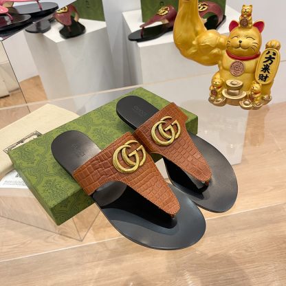 Gucci women's flat slippers - Image 2