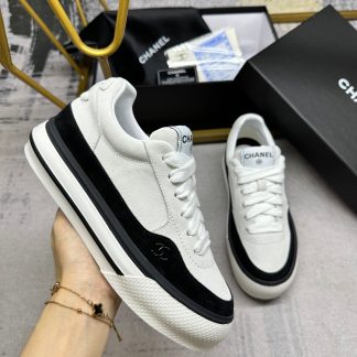 Chanel's latest white couple sports casual shoes