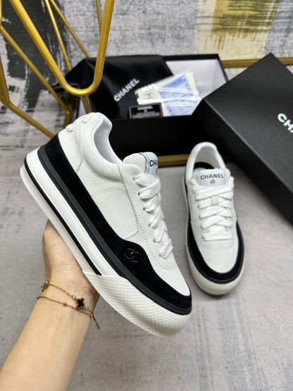 Chanel's latest white couple sports casual shoes