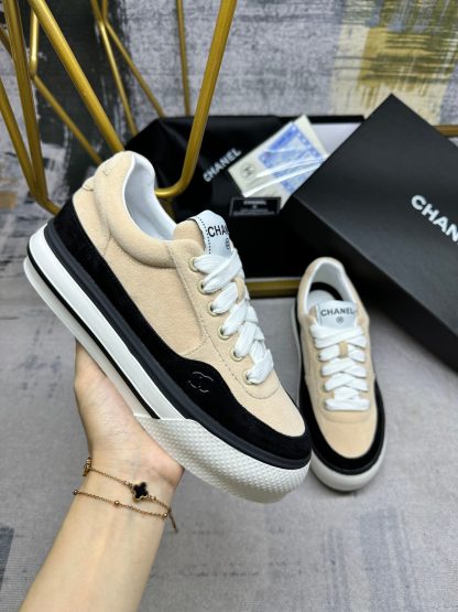 Chanel's latest apricot couple sports casual shoes