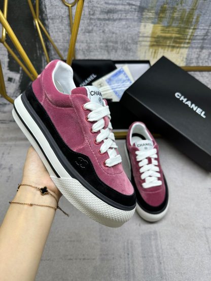 Chanel's latest red and black couple sports casual shoes