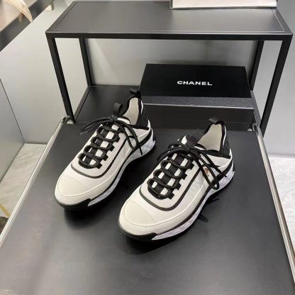 Chanel's latest beautiful white and black slim casual sports shoes
