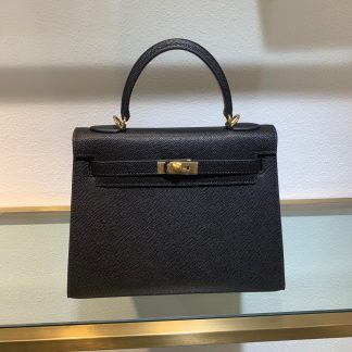 A black Kelly handbag from Hermès Size: 20613cm