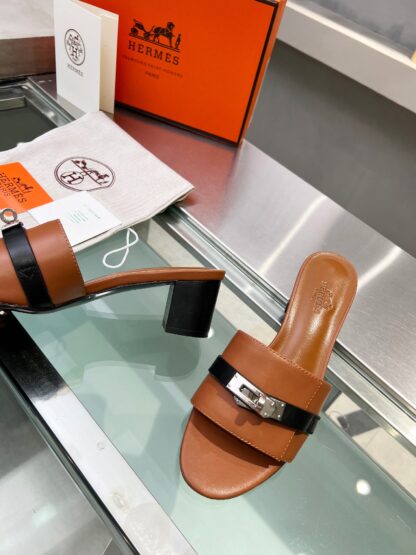 Hermès early spring new pure handmade dark brown thick heel sandals