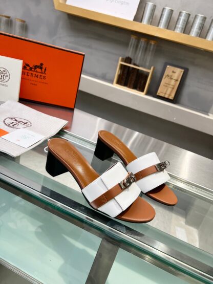Hermès early spring new pure handmade white and brown thick heel sandals