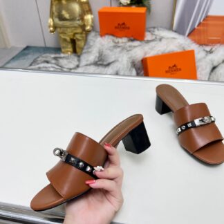 Hermès new spring and summer brown and black color matching thick heel sandals, heel height 5cm