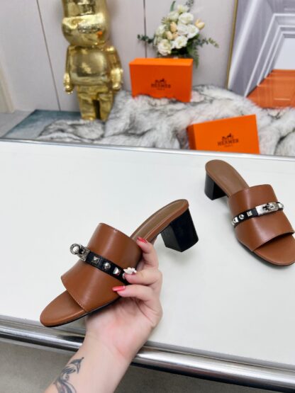 Hermès new spring and summer brown and black color matching thick heel sandals, heel height 5cm