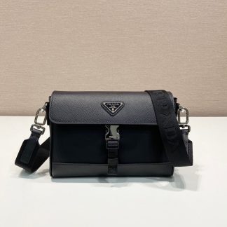 Prada simple atmospheric shoulder bag