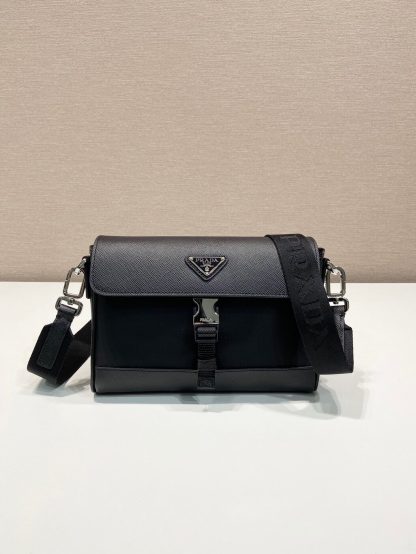Prada simple atmospheric shoulder bag