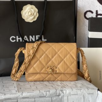 Chanel leather wide shoulder strap shoulder bag