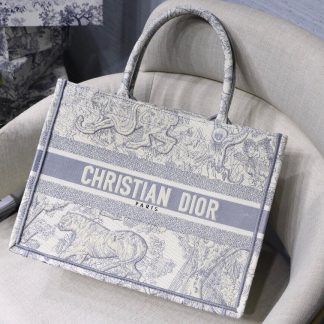 Dior 𝐁𝐎𝐎𝐊 𝐓𝐎𝐓𝐄 bags