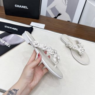 Chanel Spring/Summer White Delicate Shoes and Customized Flower Flip Flops Heel Height 1.5cm
