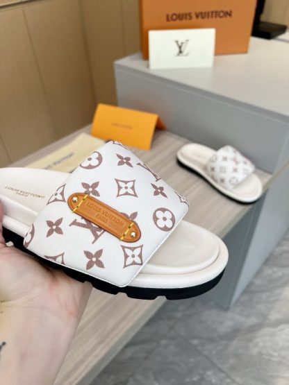 Louis Vuitton's latest fashion casual half slippers