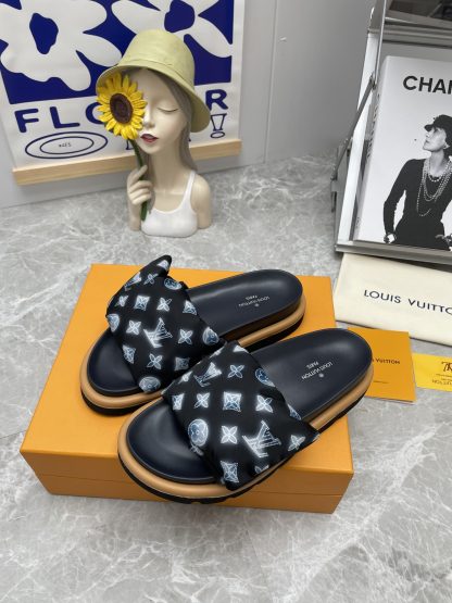 Louis Vuitton's latest hot-selling Velcro series couple's thick-soled slippers