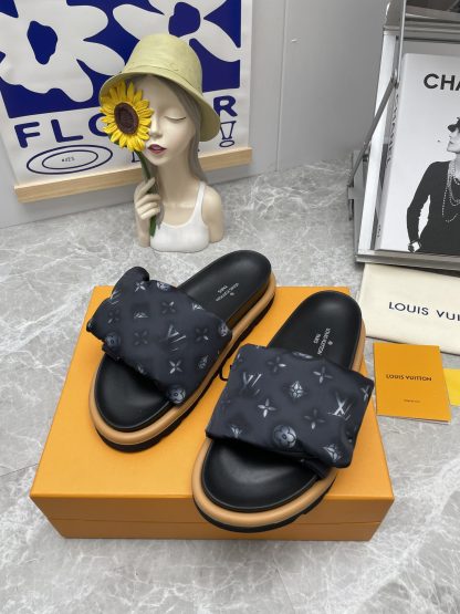Louis Vuitton's latest hot-selling Velcro series couple's thick-soled slippers