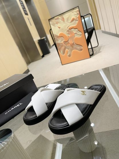 Chanel Spring and Summer Classic White Versatile Slippers