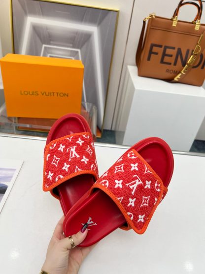 Louis Vuitton couple's early autumn new embossed logo hot-selling slippers