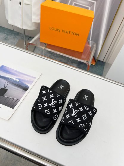 Louis Vuitton couple's early autumn new embossed logo hot-selling slippers
