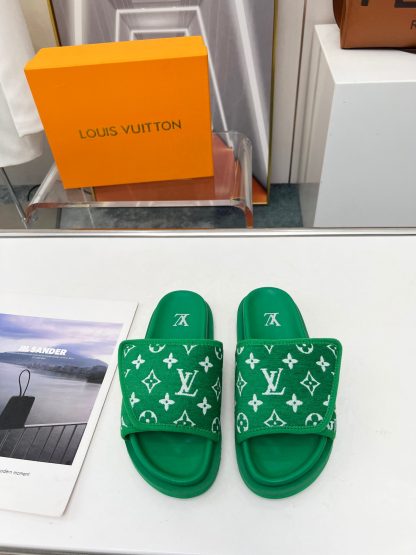 Louis Vuitton couple's early autumn new embossed logo hot-selling slippers