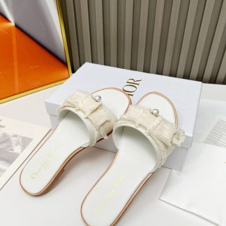 Dior's new versatile pearl slippers