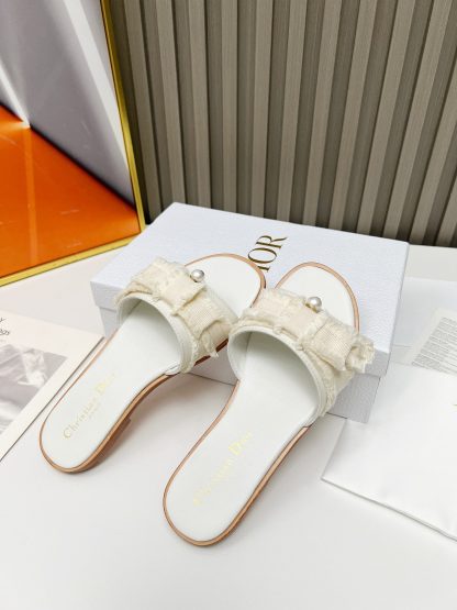 Dior's new versatile pearl slippers