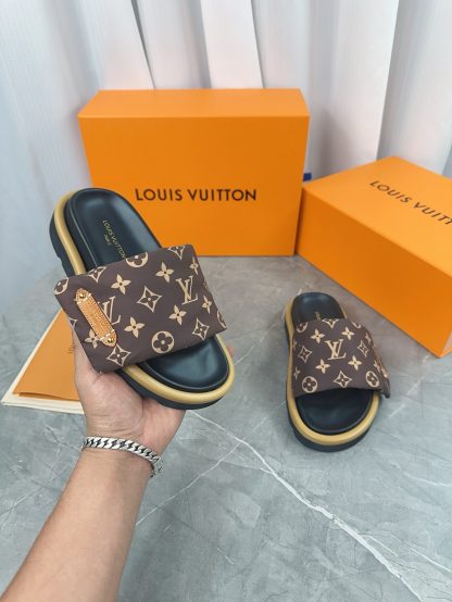 Louis Vuitton's latest fashion casual half slippers