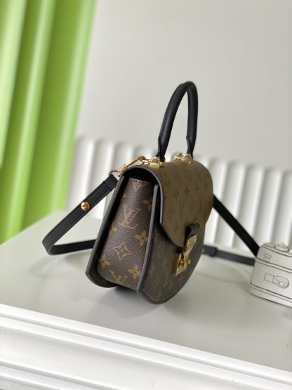 Louis Vuitton SAC TILSITT Fan Bag - Image 2