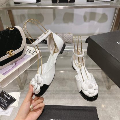 Chanel's new early spring camellia sheepskin fabric thick-heeled white sandals with a heel height of 2.5cm - Image 2