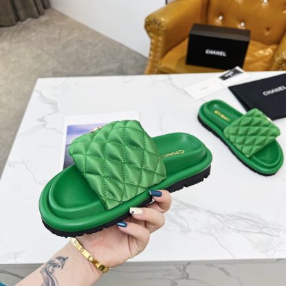 Chanel couple's high-end fashionable green sandals - Image 2