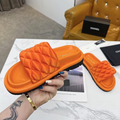 Chanel couple's high-end fashionable orange sandals - Image 2